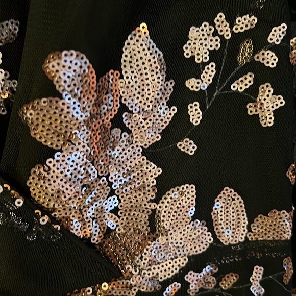 NWT Surplice Neck Sheer Mesh Sleeve Floral Sequin Dress 🤩🤩 - Picture 5 of 7